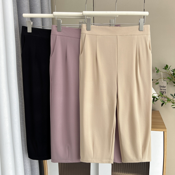 Plus Size Stretch Waistband Capri Trousers